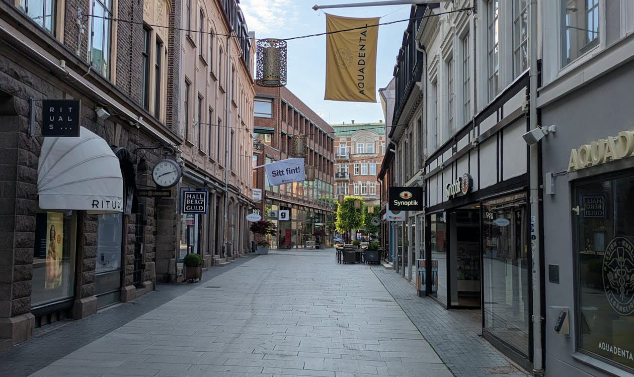 Empty European pedestrian street in shoulder season – why you should quit summer travel in 2026