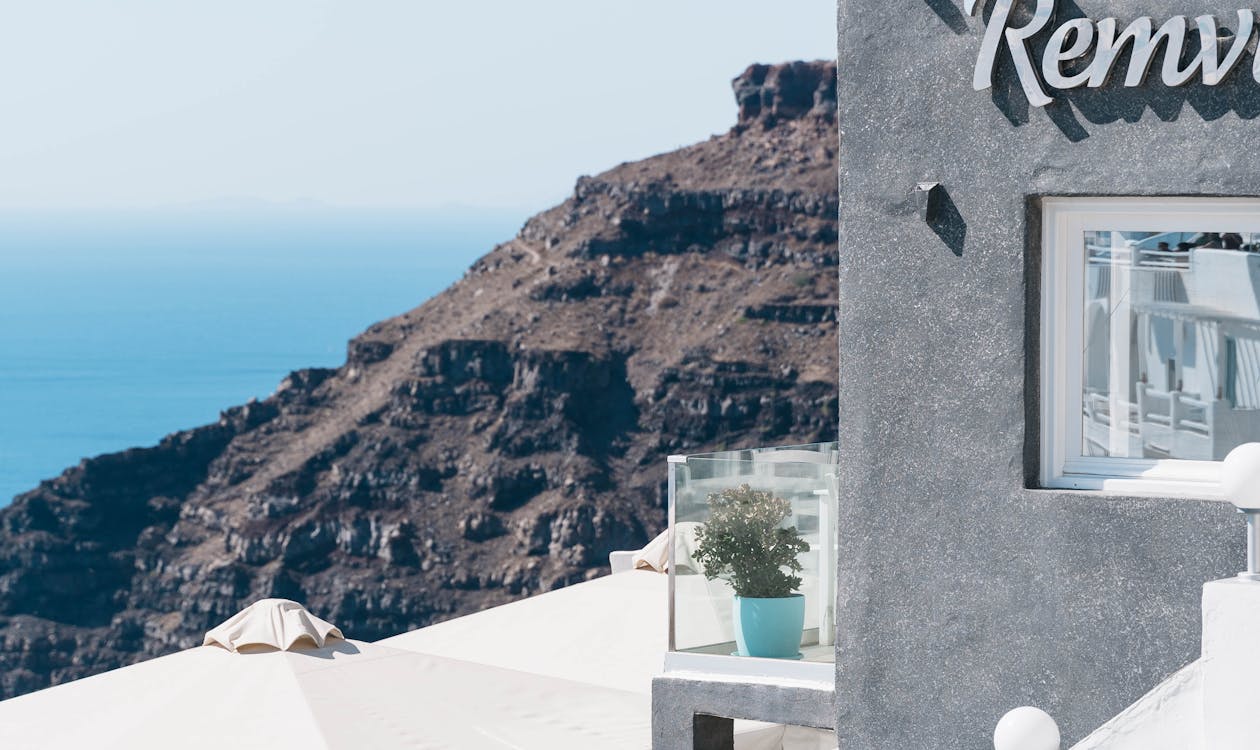 Shoulder season vs peak season price comparison Europe 2026 – save 50% on travel