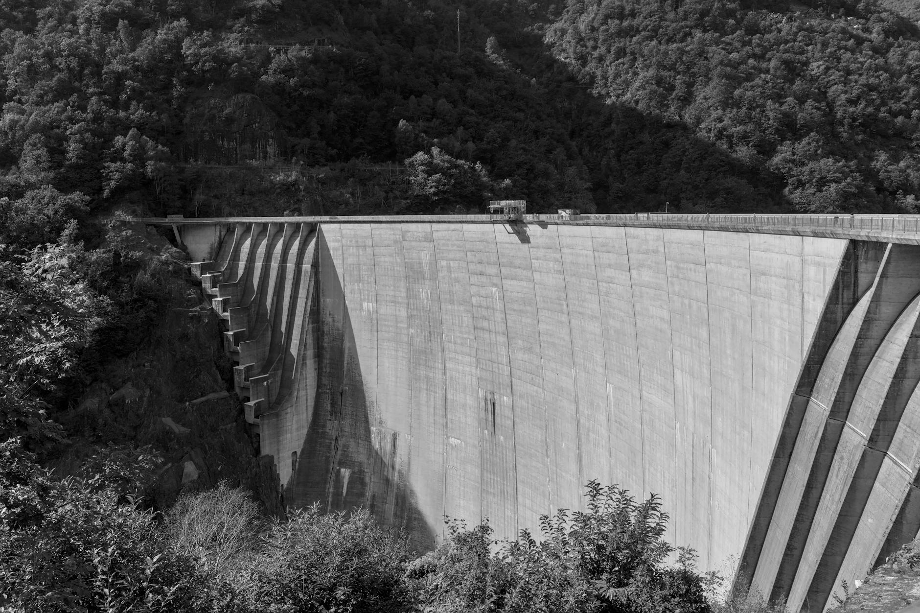 Verzasca Dam in Ticino, Switzerland โ the legendary GoldenEye bungee jump site