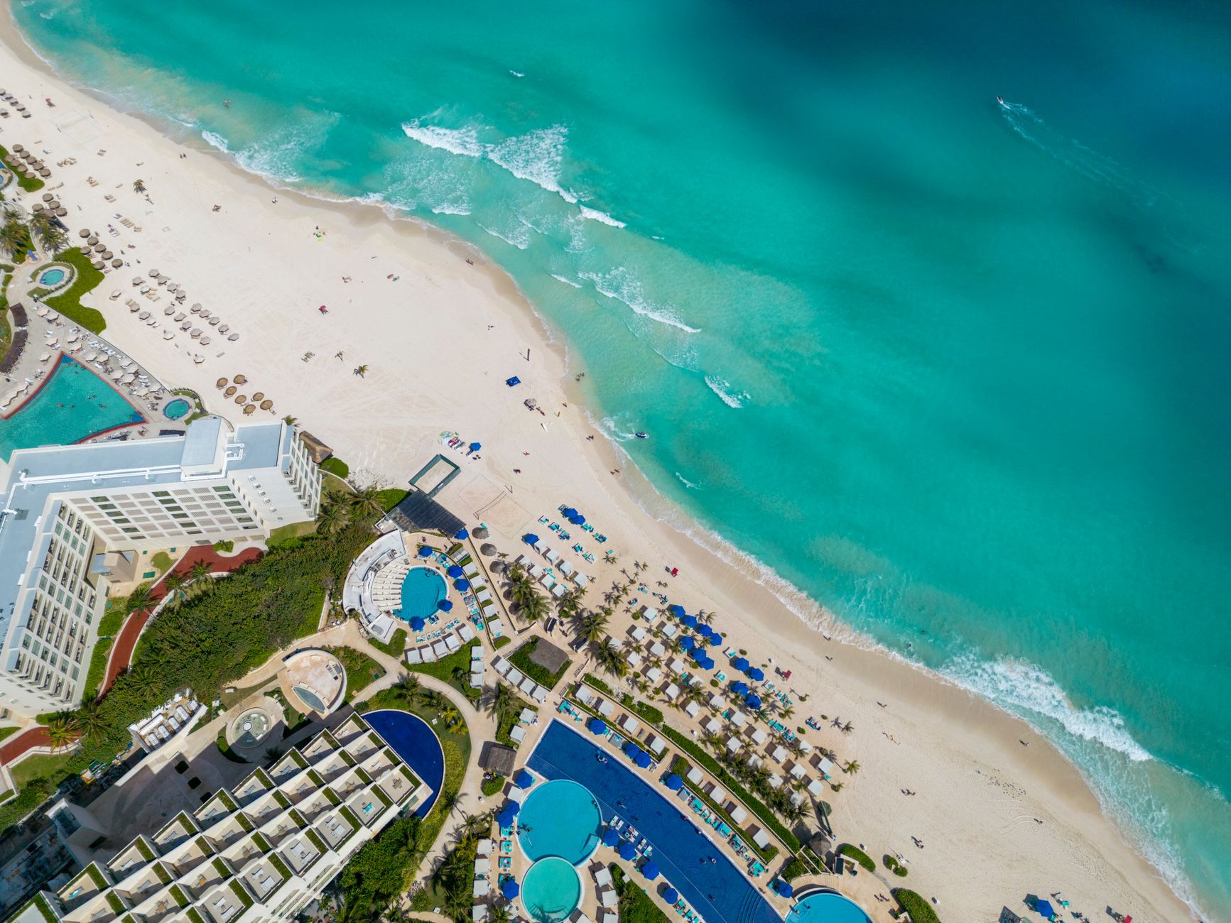 When to visit: a clear, sunny Mexican Caribbean beach with turquoise water and white sand — the seaweed-free dry season