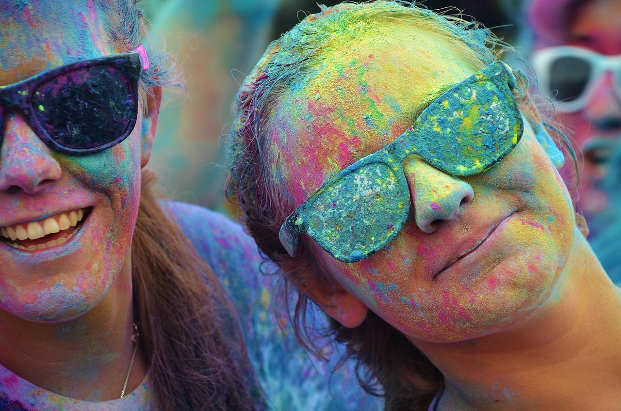 First-timer tips: friends enjoying a summer festival trip, daytime recovery on the coast, pacing the week
