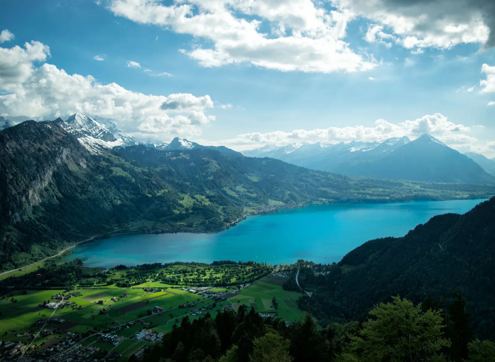 When to go canyoning near Interlaken: warm Swiss summer, green alpine valleys, turquoise lakes (Thun and Brienz) and sno