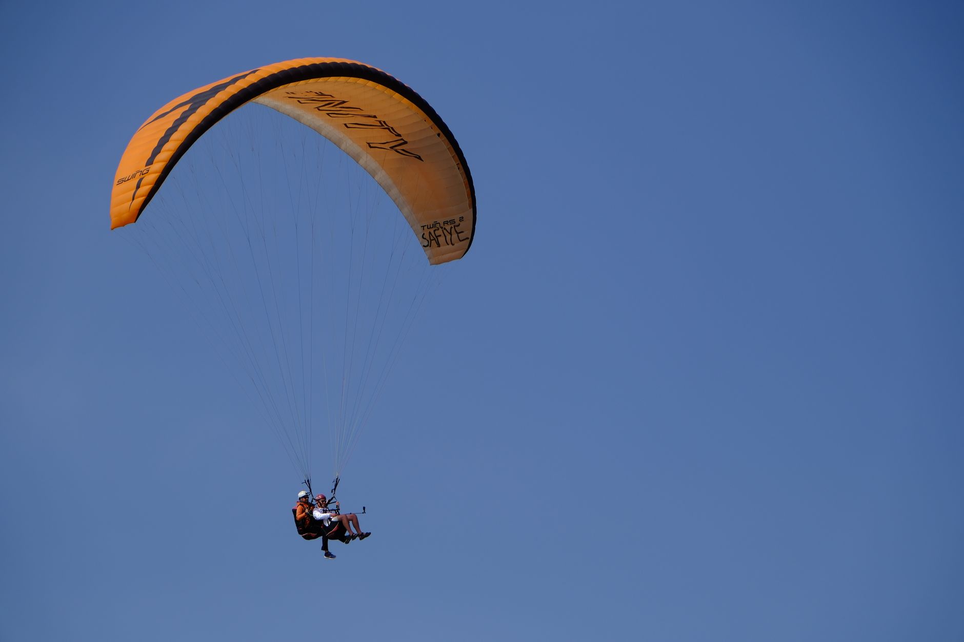 Requirements and safety: a tandem harness with pilot and passenger, showing the gear and how the tandem setup works