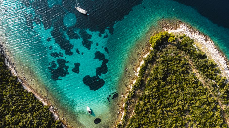 Aerial view of the Croatian Adriatic coastline with turquoise water and islands – Quick Comparison: Which Croatian Nude Beach Fits You?