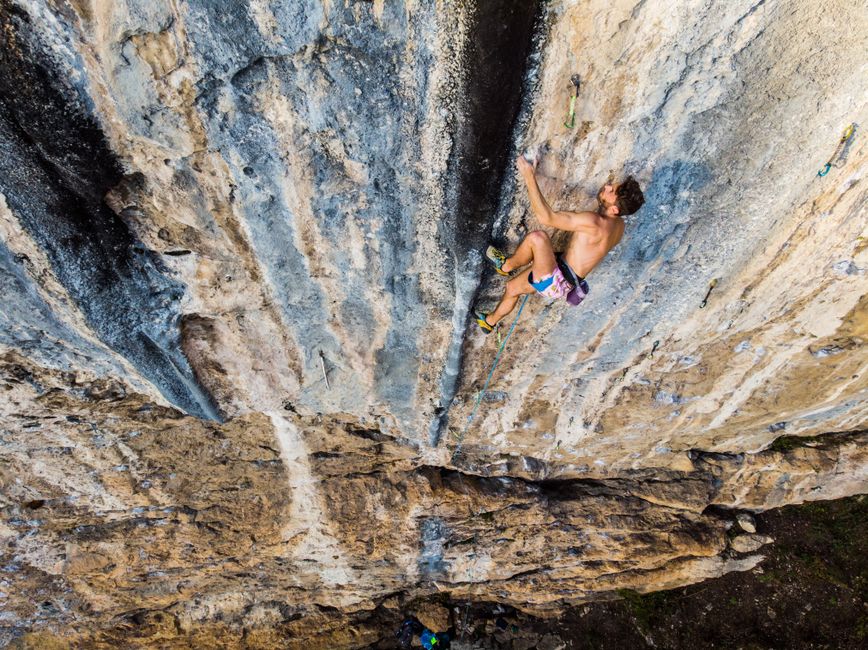 A rock climber demonstrates skill and bravery scaling a steep limestone wall in Italy. – Best Sectors for Every Level, From Poets to Grande Grotta
