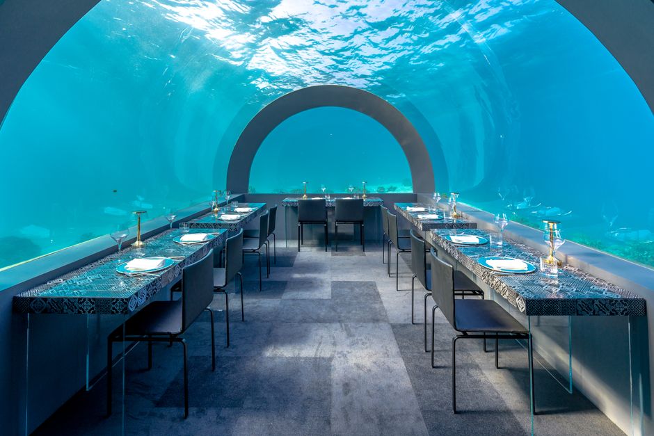 Discover luxury dining in an underwater restaurant offering a unique ocean view. – 1. Hurawalhi Island Resort — The One With Dinner 5.8 Meters Underwater