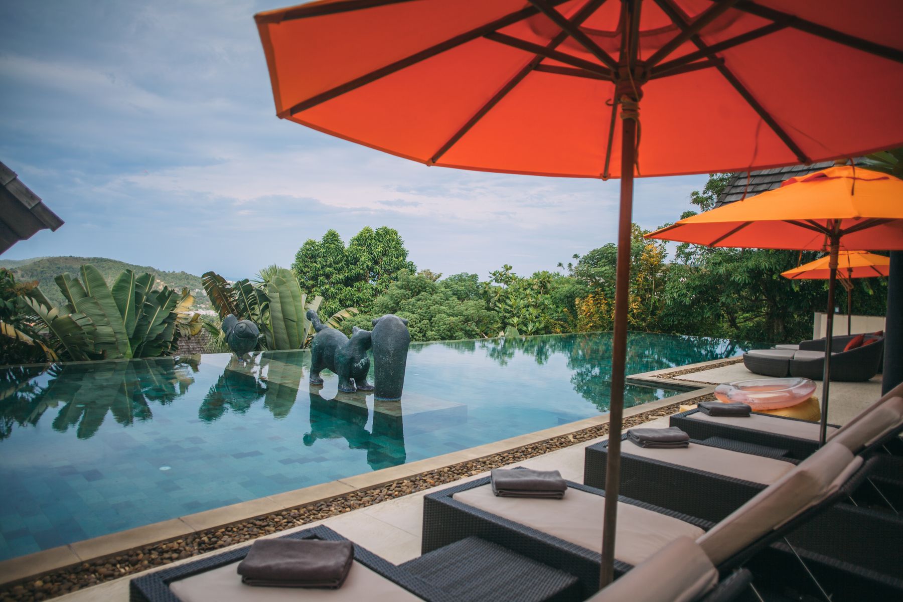 Infinity pool with loungers overlooking Koh Samui hills – 6. Rocky Resort — Best Value Pool Villas