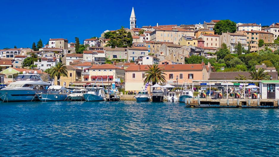 Picturesque view of Vrsar, Croatia harbor with boats and colorful houses on a sunny day. – Koversada in Vrsar: Istria's FKK Capital