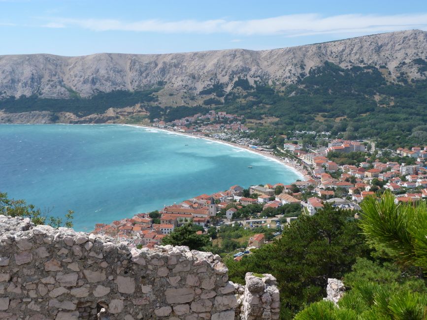 A stunning aerial view of Baška on Krk Island with turquoise waters and mountain backdrop. – Krk and Cres: Quieter FKK Coves Worth the Detour
