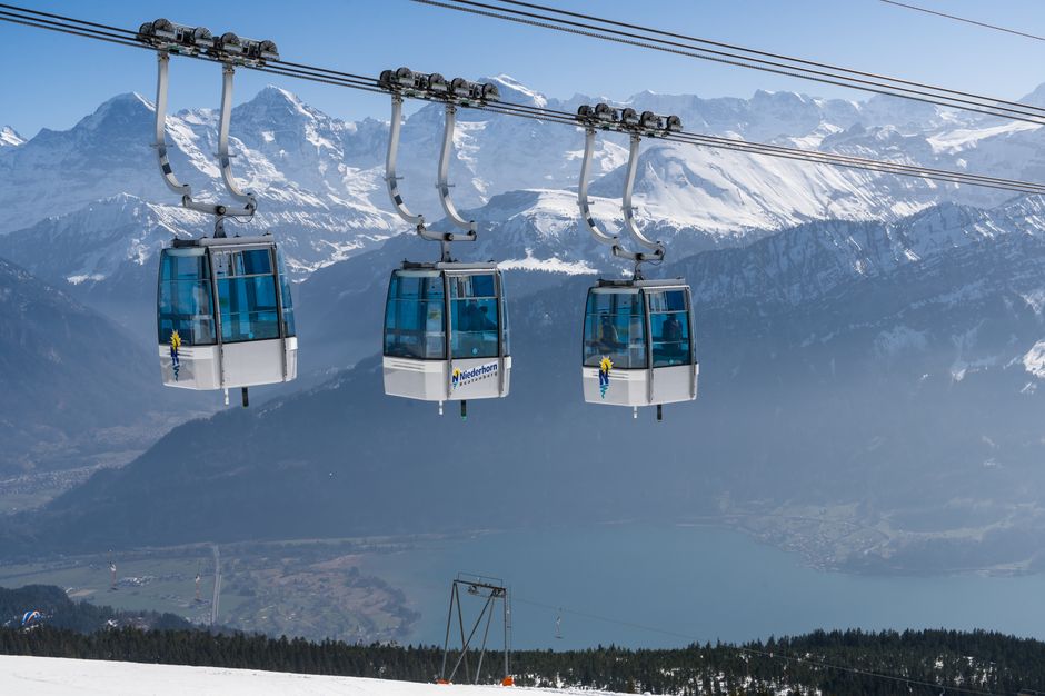 Cable cars overlooking the scenic Swiss Alps with clear blue skies. – Launch Sites: Beatenberg vs Grindelwald