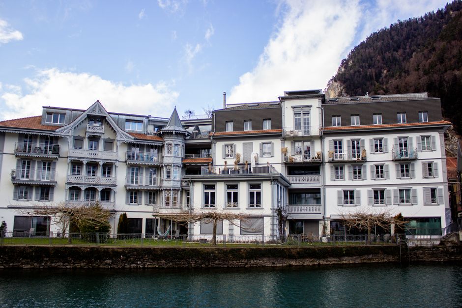 Picturesque buildings along the river in Interlaken, Switzerland, showcasing European architecture. – Smart Booking Tips for 2026