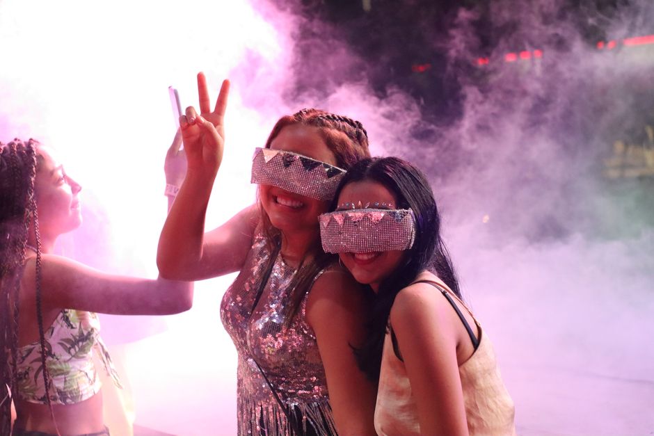 Two women enjoying nightlife with vibrant outfits in Sincelejo, Colombia. Perfect capture of youthful fun. – Dress Codes: What Actually Matters