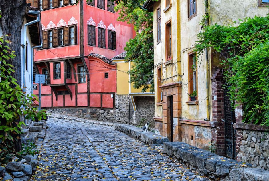 Charming cobblestone street with colorful historic buildings in Plovdiv, Bulgaria, showcasing Bulgarian Revival architecture. – 2. Bulgaria: Cheap Prices, Now i