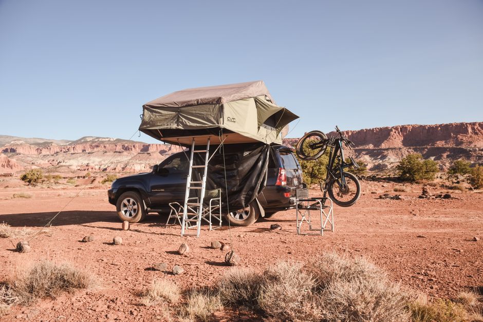 Explore the desert landscape with a rooftop tent and mountain bike in an outdoor camping setup. – The 10 Principles: What "Radical Self-Reliance" Means for Your