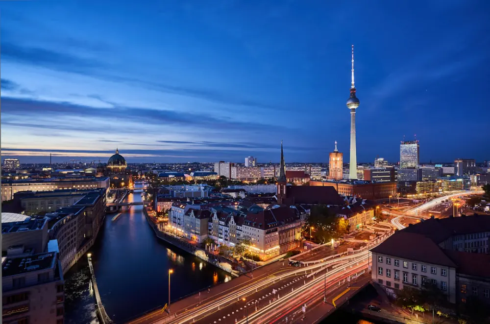 Berlin skyline with TV Tower and Spree river at dusk – planning a Berlin club weekend