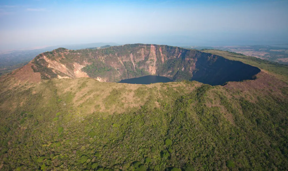 Lush caldera rim under drifting cloud in Nicaragua – final verdict on volcano boarding, Leon region