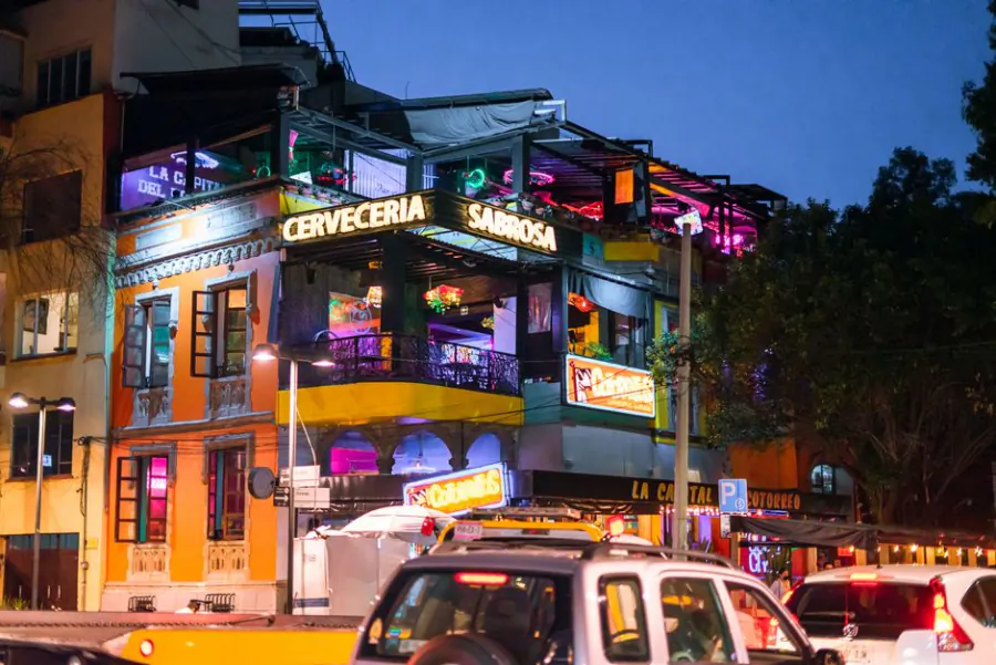 Colorful and lively bar scene at night in Ciudad de México's vibrant district. – Which Night of the Week Is Best, and What Should You Wear?