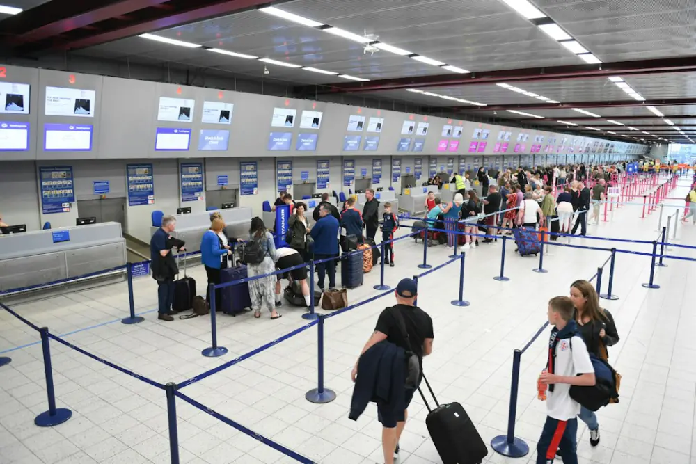 Passengers queuing at low-cost airline check-in desks – what counts as a self-transfer flight, European departures hall