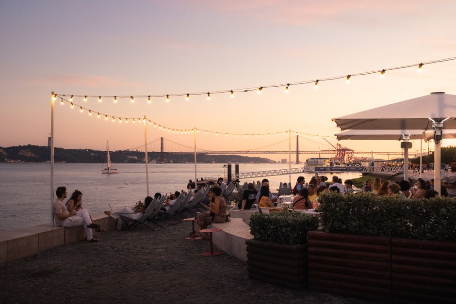 Waterfront bars at Cais do Sodré in Lisbon at night – What does a night out cost in Lisbon in 2026? Lisbon, Portugal
