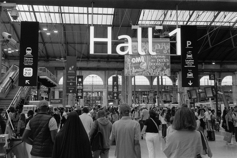 Crowded Gare du Nord in Paris, bustling with travelers in Hall 1. Iconic French station. – What do Eurostar and flight fares look like in 2026?